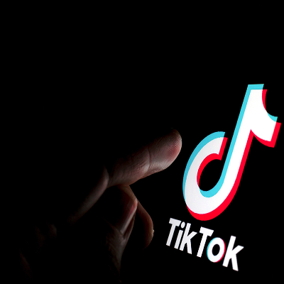 Tocando com dedo o logo do tiktok
